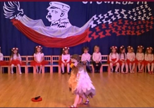 20 Dzieci obserwuja jak dziewczynka tanczy